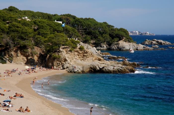 Enjoy La Costa Brava feeling at home in one of our hand-picked villas, houses or apartments!